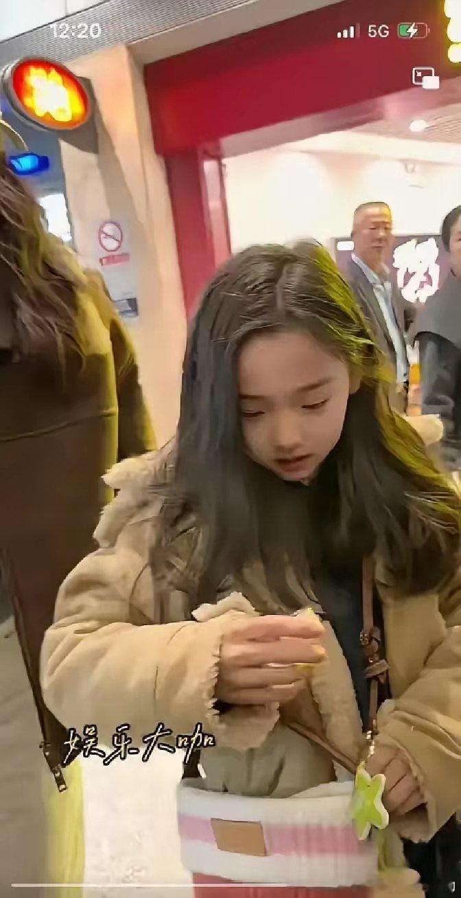 董璇8岁的女儿，早已踏上跑通告的路，染着头发，对着镜头摆起pose来，比成年人还