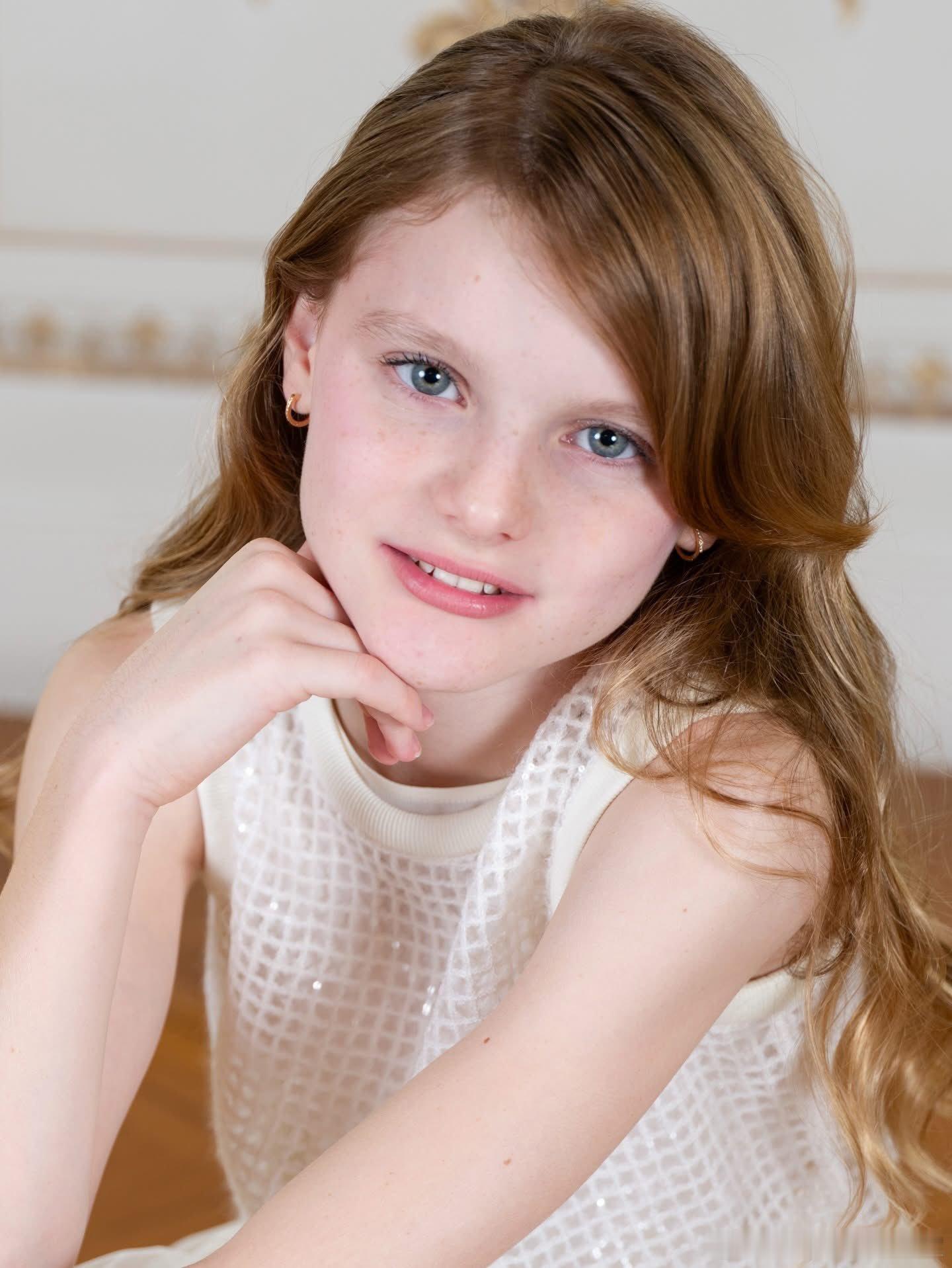 新闻2025.12.10摩纳哥王室发布新官方照庆祝龙凤胎11岁生日，俩孩子抽