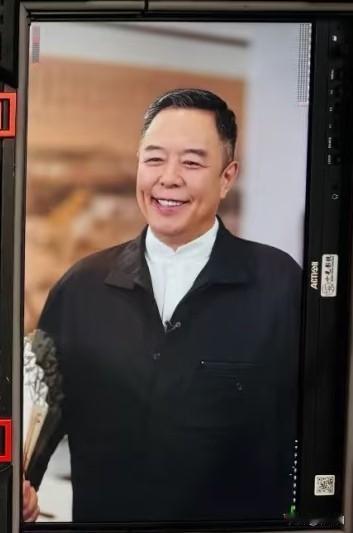 68岁张铁林真的一点都不显老，硬朗的体型和精气神真是“越老越帅”。他不整容、