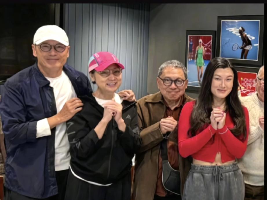 戚美珍真是老太太了，大眼睛没有了!2月26日，苗侨伟带着妻子戚美珍一起同老友