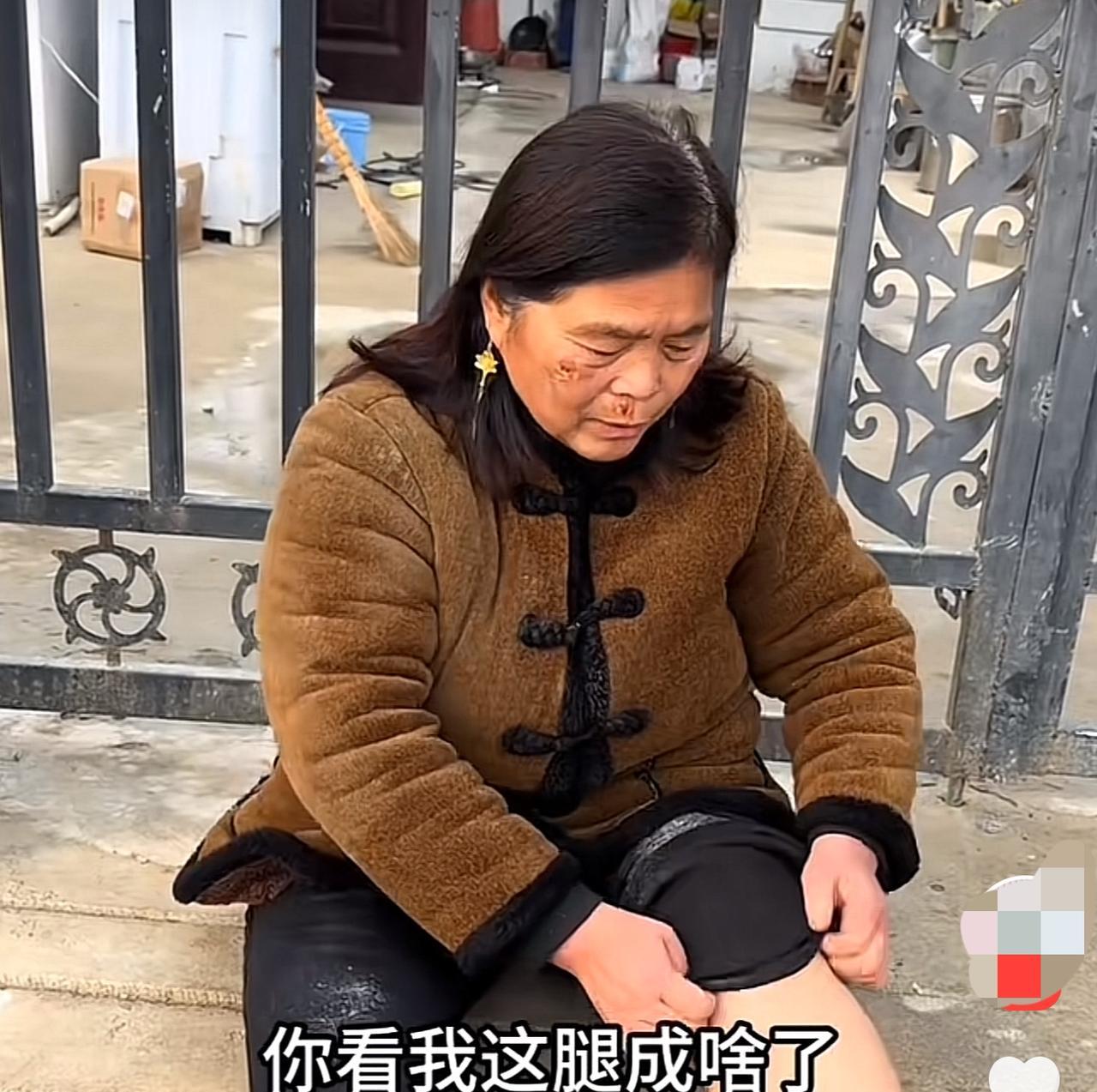 阿杜妈这一跤，摔出了中国式家庭最不堪的算计。亲生儿女集体“躺平”，却把前儿媳架