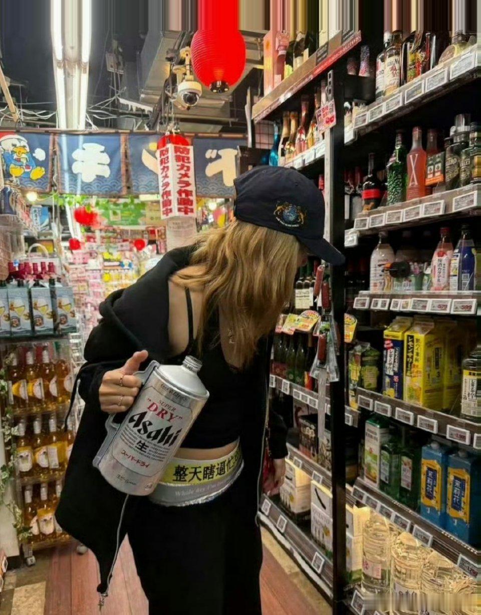 Lisa晒出的这一组照片，是为了显示内裤上这些中文字吗？这是在内涵中粉吗？​