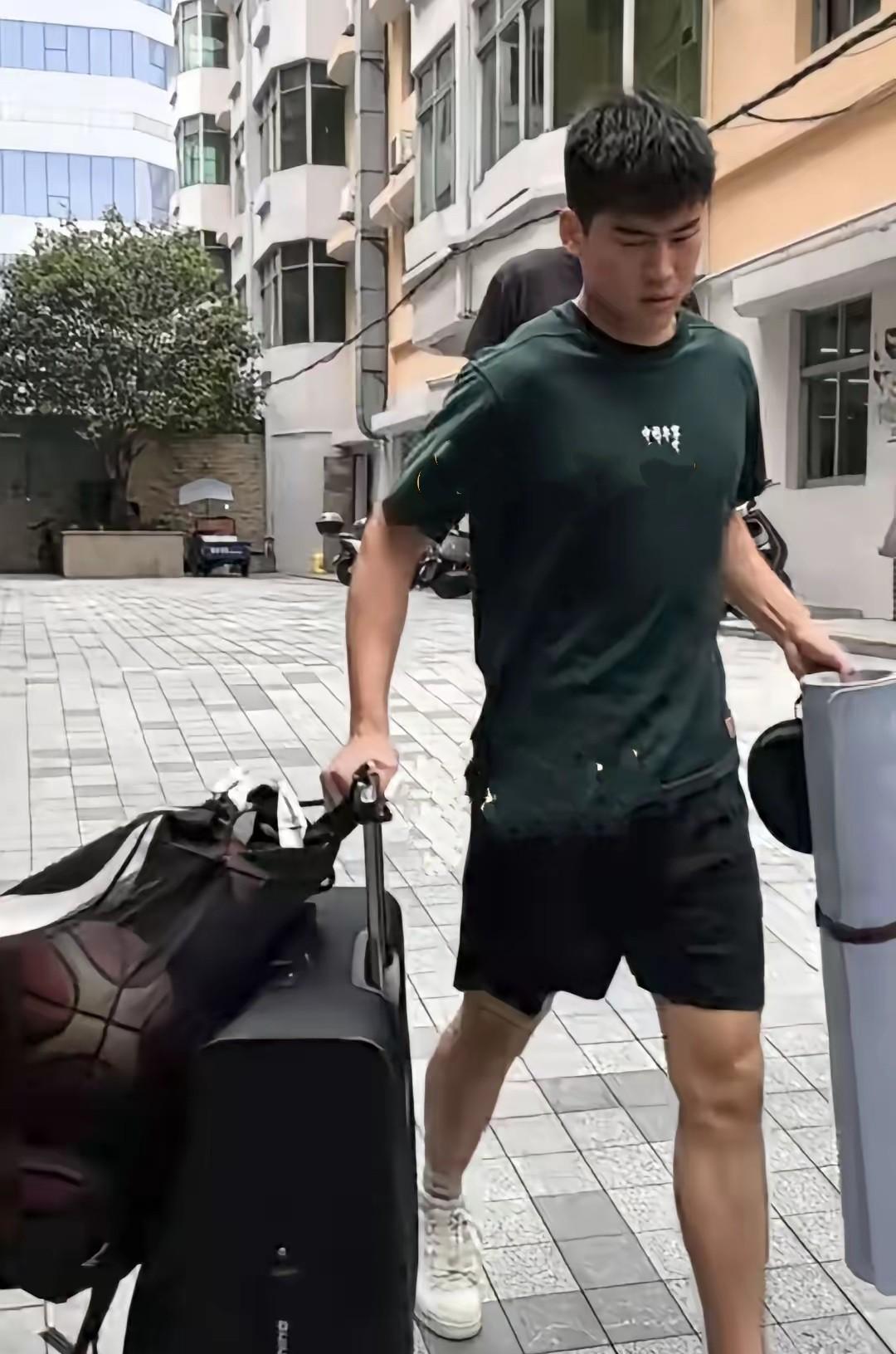 今天上午广东队出发汕头，明晚迎战澳门黑熊队，陈家政有望首发！我们可以看到，久伤