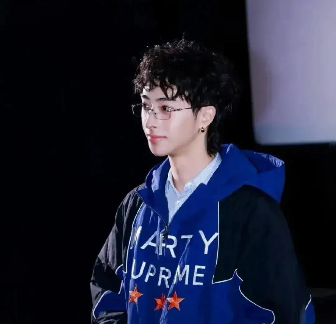 纽约电影首映礼的聚光灯下，23岁亚裔男孩用地道英文控场全场。观众直到字幕滚动才