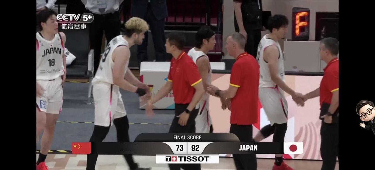 中国男篮73：92惨败日本，球迷是接受不了的：1、二个内线高度杨瀚森与徐昕，没