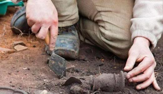 1982年，江苏农民挖出一个花瓶，瓶中装了40多斤的黄金，农民将黄金留下，花瓶却