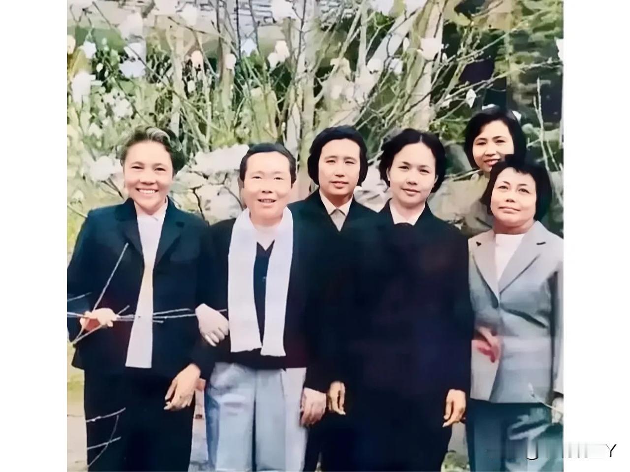 一张珍贵的合影，拍摄于上世纪50年代末，这才是她们六人的真实貌相，不是演员扮演的
