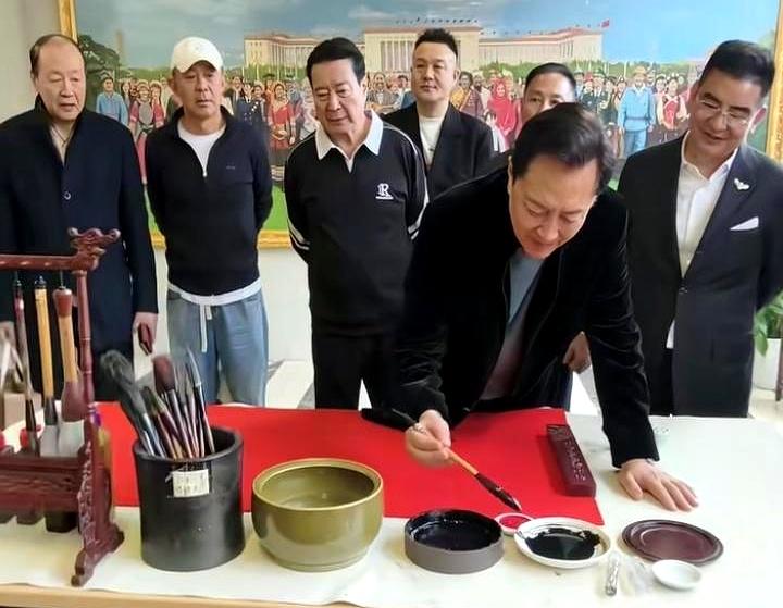 真是没想到，唐国强带着一群演员朋友，居然跑到陈光标的办公室做客去了！这跨界组合