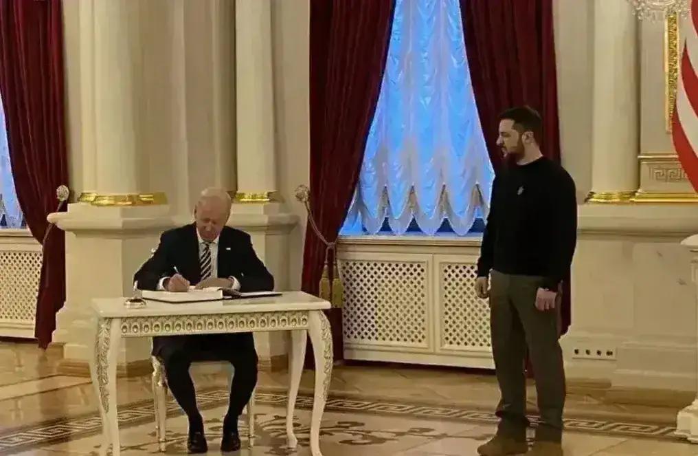 看到北大、武大和复旦的这些教授祸害这个国家，就想到教员给她们办的五七干校，也就是