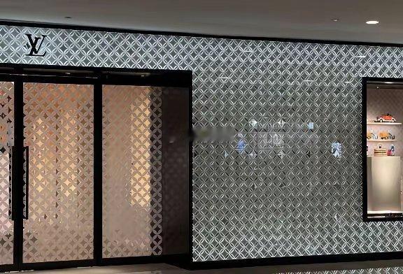 建议LV把德基停车场也告一下。。。紧跟潮流了咱就是说