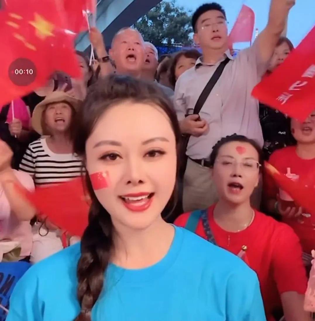 铁杆刀迷王佳佳直播间爆火，人气最高冲上13万加，刀迷们也是拼了，抬轿子也是太明显