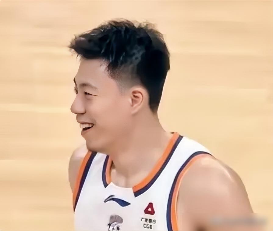 一次抢断，直接让对面外援失业了。你以为是张镇麟把他打失业了？真相恰恰相反。首