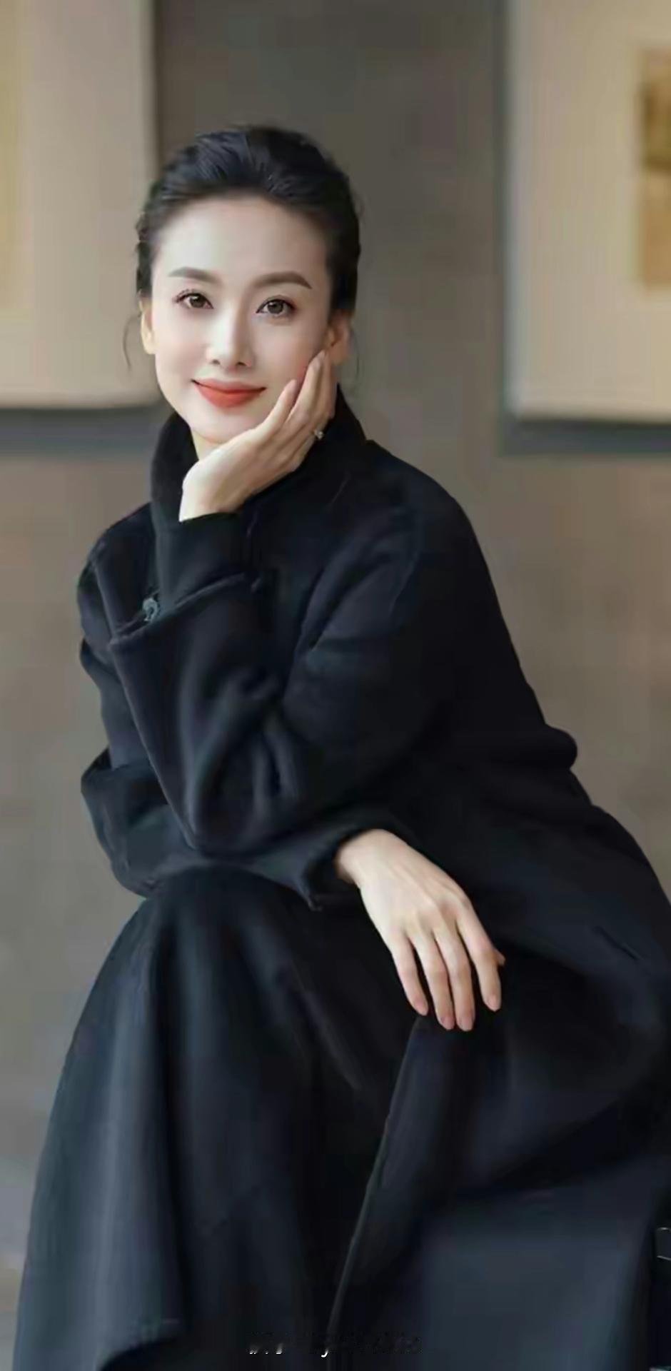 优雅黑衣女子，沉思的姿态，尽显气质。