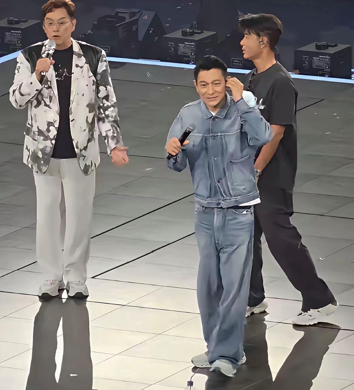 明眼人都看出来了，同样是刘德华，为什么在古天乐演唱会上又蹦又跳能炸场，到了谭咏麟红馆，不敢像在古天乐