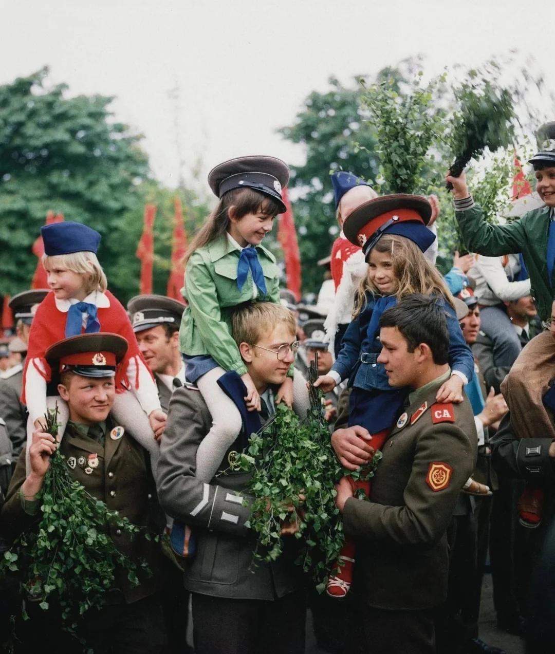来自东德和苏联的士兵，1980s历史见证者历史老照片老照片历史老影像军