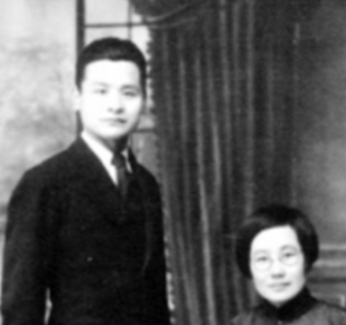 1947年，一特务在杂志上看到了刊印的是简体国，而不是國，竟察觉出异常，顺藤摸瓜