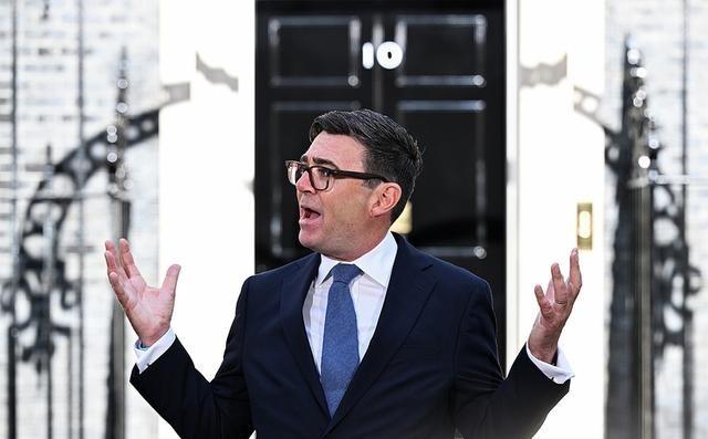 英国新首相伯纳姆20日在白金汉宫接过国王的任命，当天下午最先打出的两通电话，一通
