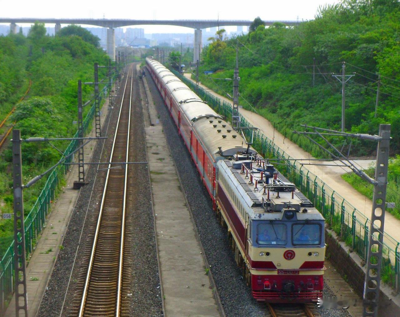 2013年5月拍到的成都开往北京西的K818次列车，这趟列车是2011年8月开行