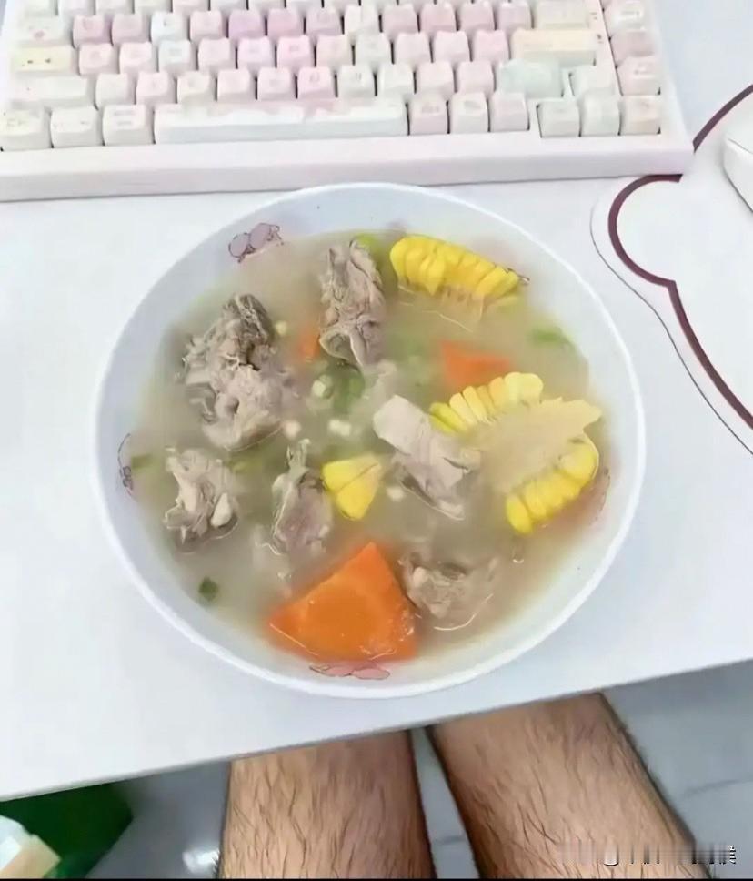 晚上气温零下6度！天真的太冷了，来一碗玉米排骨汤喝喝吧，冻得我腿上直起腿毛！连