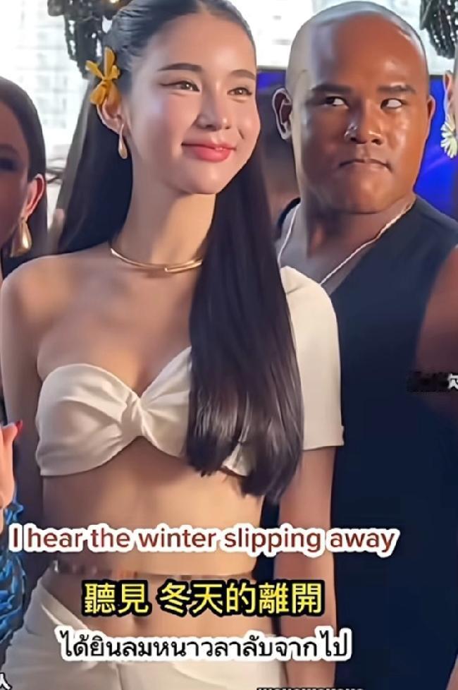 大哥眼神里全是嫉妒，没有一丝暧昧，雌竞啊，第一个眼神全是对胜利的渴望长得瘦了不