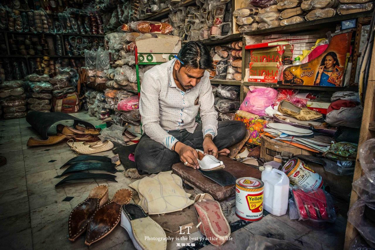 集装箱到了孟买，打开一看全傻眼：全是右脚！印度客商还没来得及搞“到岸砍价”那一套