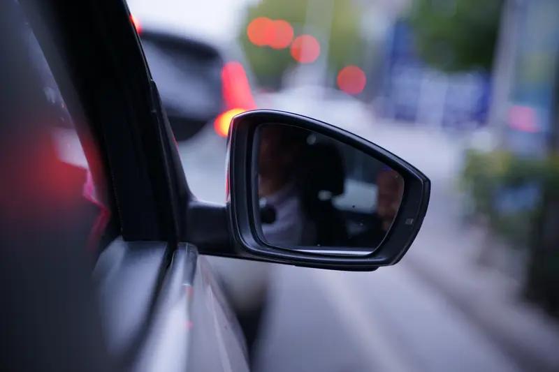 女子堵路竖中指挑衅，后车直接撞上去！交警回应，内情反转所有人家人们快看这段