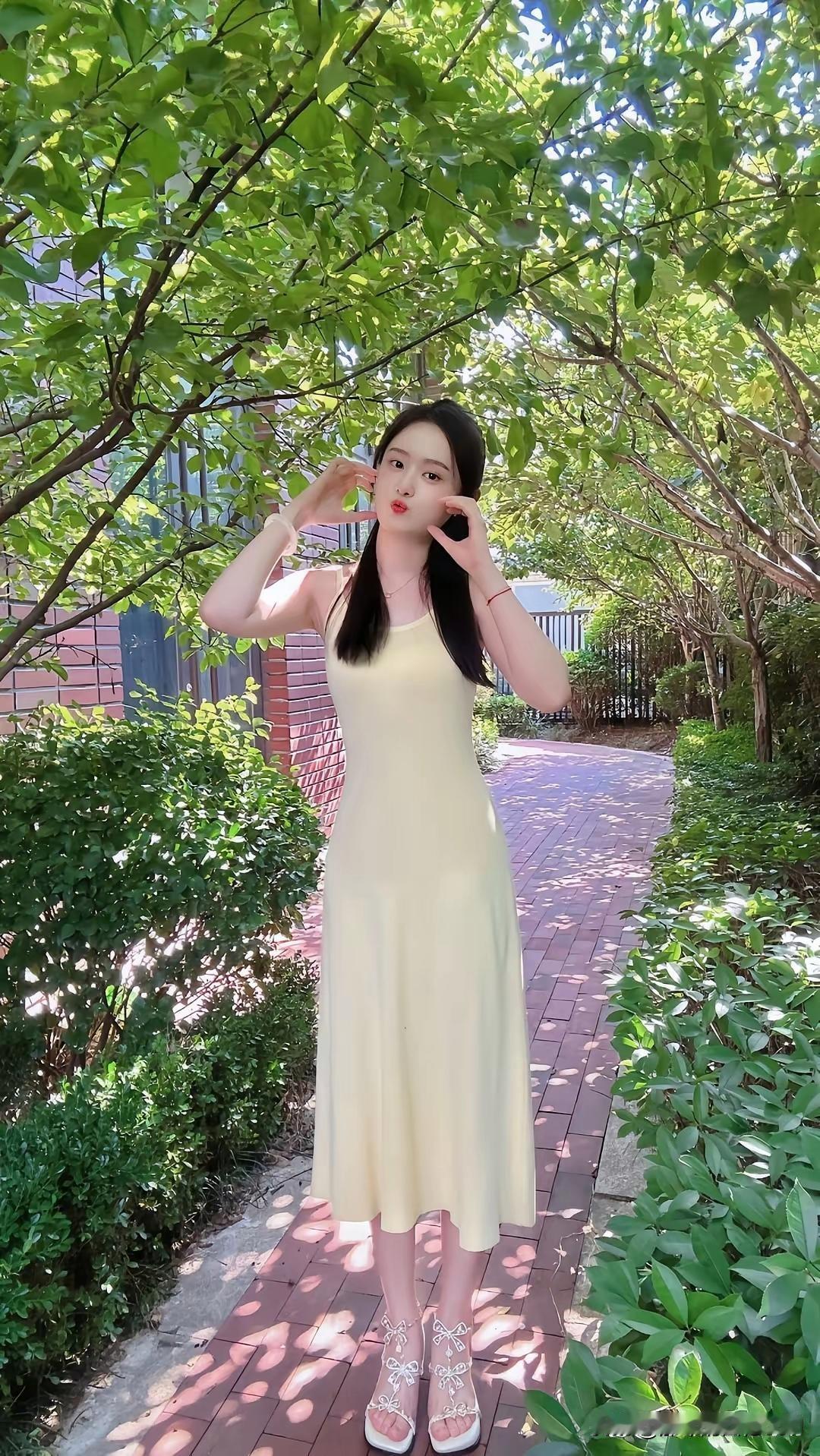 夏日清新穿搭里，黄色连衣裙配白色凉鞋简直绝了。黄色就像明艳的柠檬，活力满满，让人