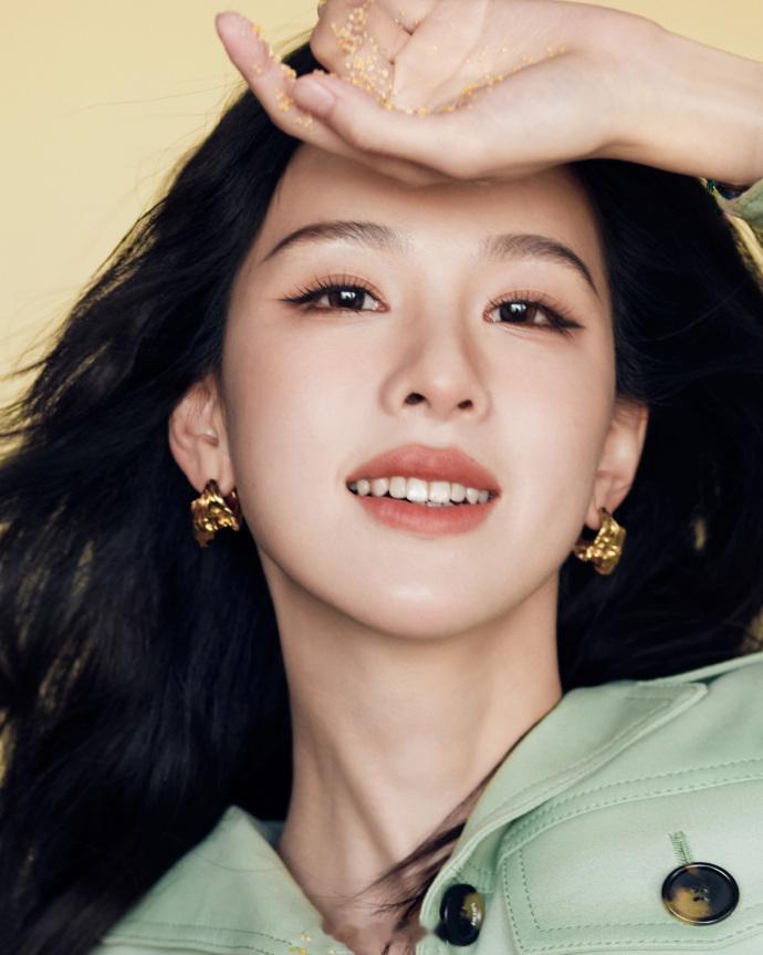 浅绿外套配耳坠、温柔甜笑元气娇俏——陈都灵。每日明星美图分享