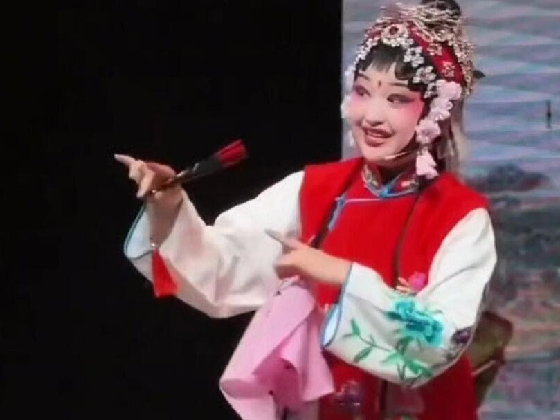 合肥一个12岁女孩在台上表演，扇子不小心挂在头饰上取不下来。她心里慌得不行，但没停，硬是现场编舞，把