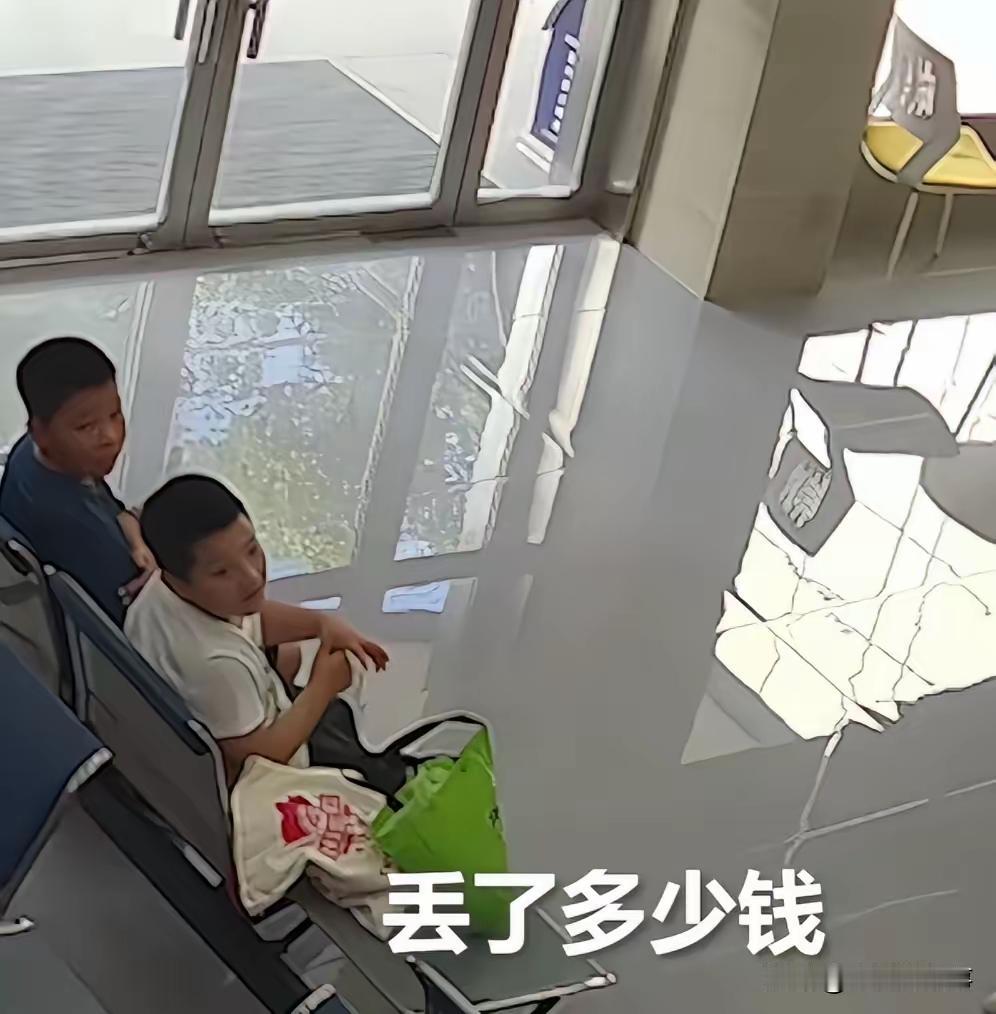 湖北一警局突然进来三个男孩,领头的男孩说:“叔叔,我丢了东西?”警察笑着问:“啥