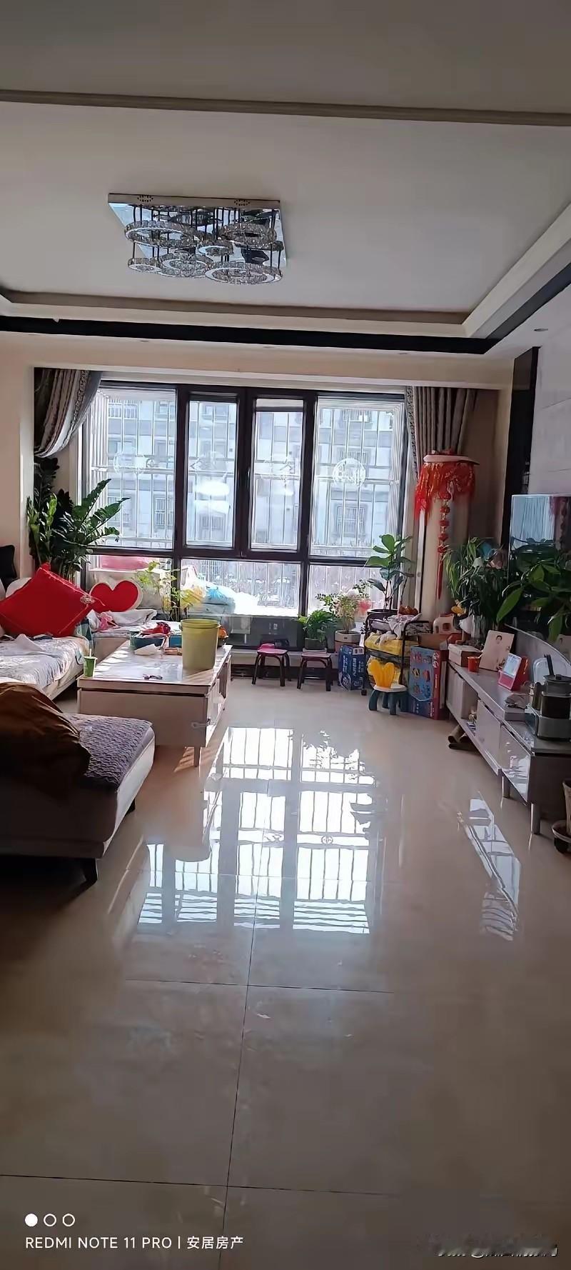 事买了一套二手房，总价230万，定金已经交了10万。签合同前，他不放心，在小区转