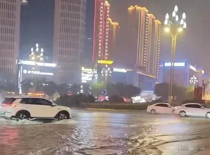 大雨刷屏，高新又开启“看海”模式~昨天宝鸡这场大雨，又把人看懵了！电闪雷鸣、