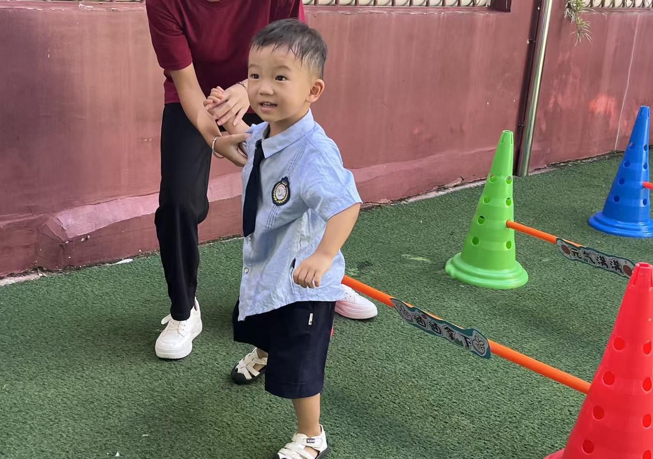 2岁10个月的儿子幼儿园上一个星期了，新鲜感过了，看到校车就不愿意去了[捂脸哭]