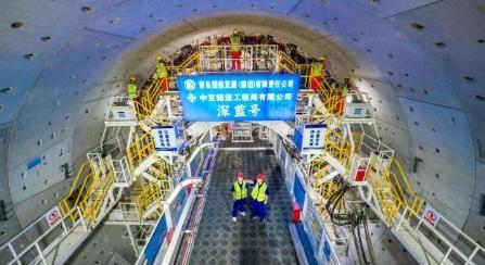 【中国已完成世界上最长海底公路隧道的掘进工作】青岛的建设者们已完成胶州湾下方主隧