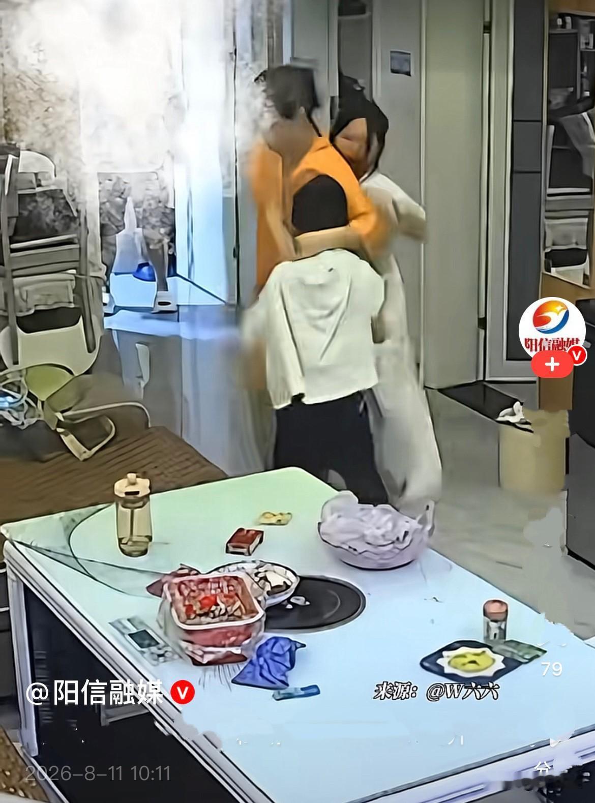 小题大做……近日贵州，比弟弟大两岁的姐姐和弟弟玩耍过程中，一言不合真动手打了起