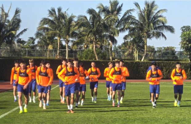 “教练席，到底该听‘人情’还是‘科学’？”🤔山东泰山官宣莫雷诺、巴雷纳加盟，中