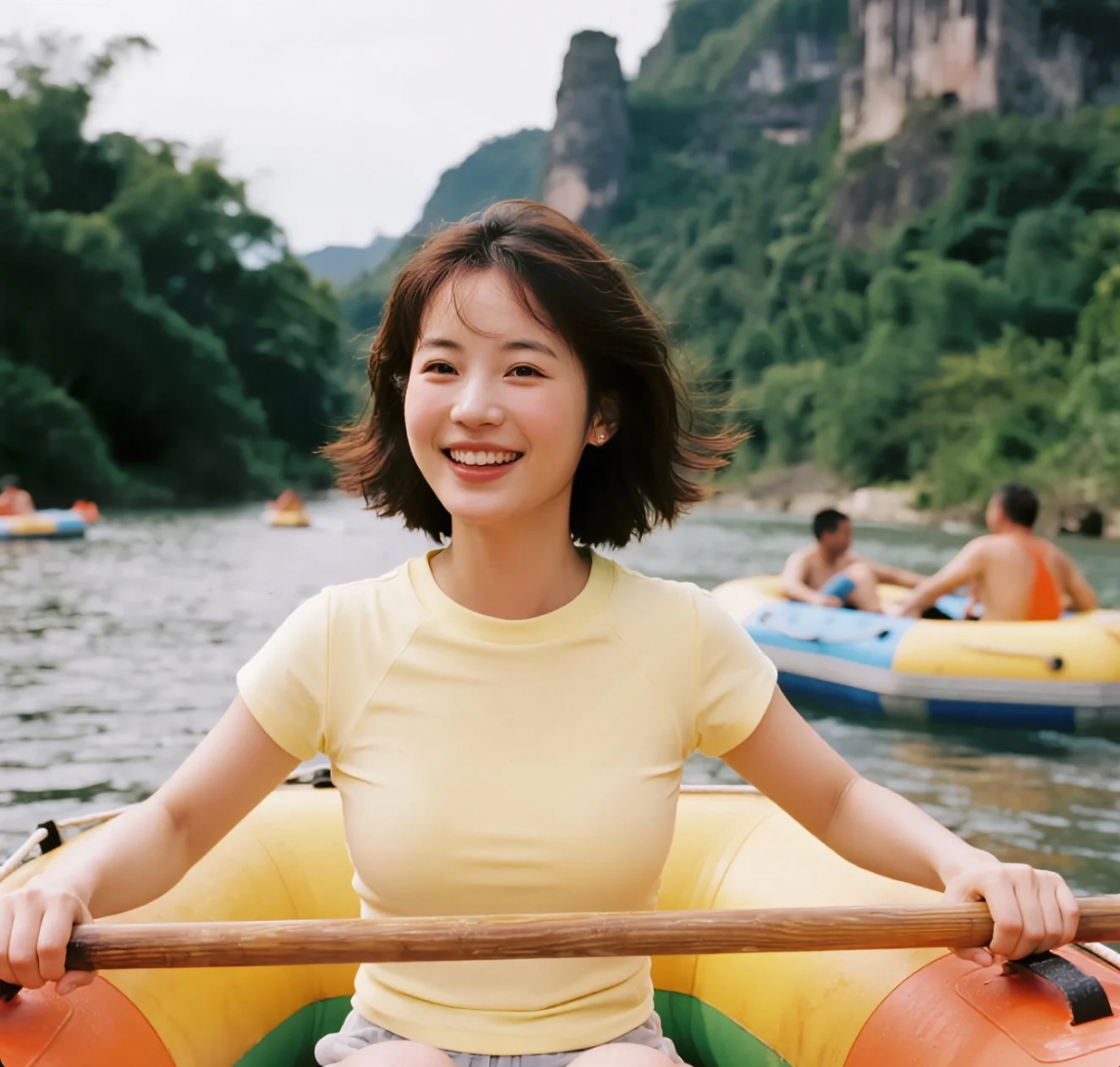 「青山卷起千层浪，她笑成一朵水花」