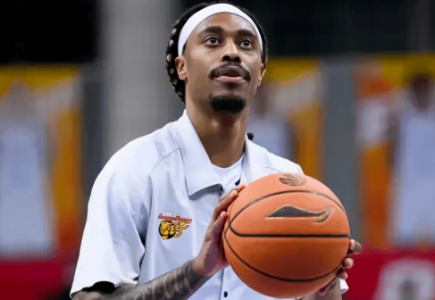 麦考尔43分，广东男篮加时逆转青岛。CBA常规赛，广东男篮客场挑战青岛，这场比赛