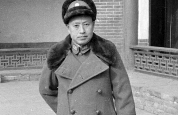 1942年，蒋介石下令秘决万毅将军，察觉异常的他赶紧越狱，翻过围墙后万毅一口气跑