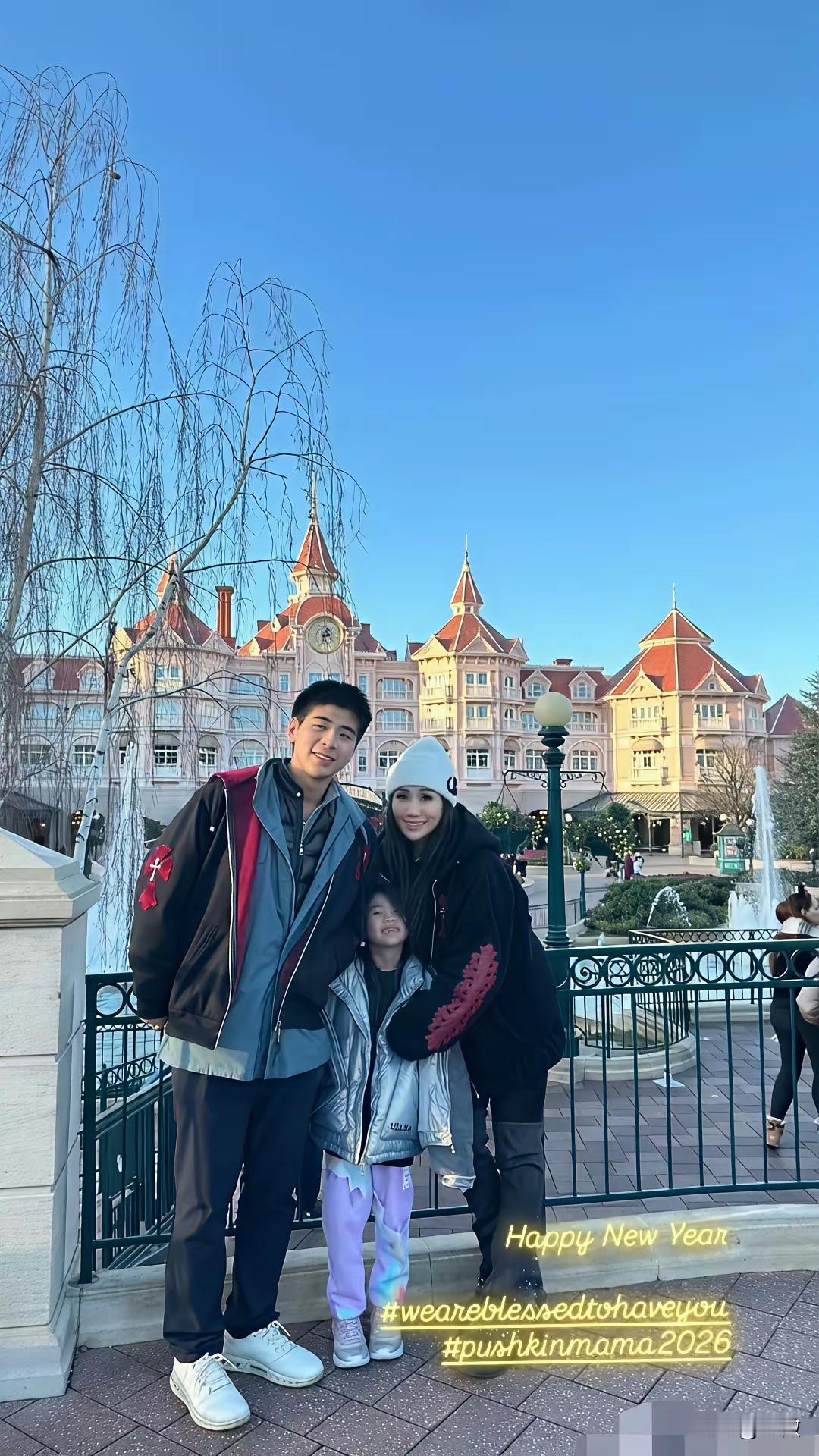 赌王女儿何超盈和老公女儿在巴黎游玩的照片，何超盈的老公比她小八岁，还是哈佛的高材