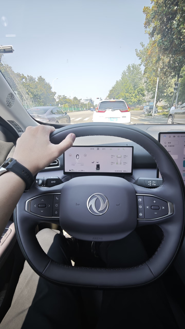 这次是去东风风神4S店试的L8Y，535KM卓越版，纯电大五座SUV。家里油车太费，想换台十万块左右