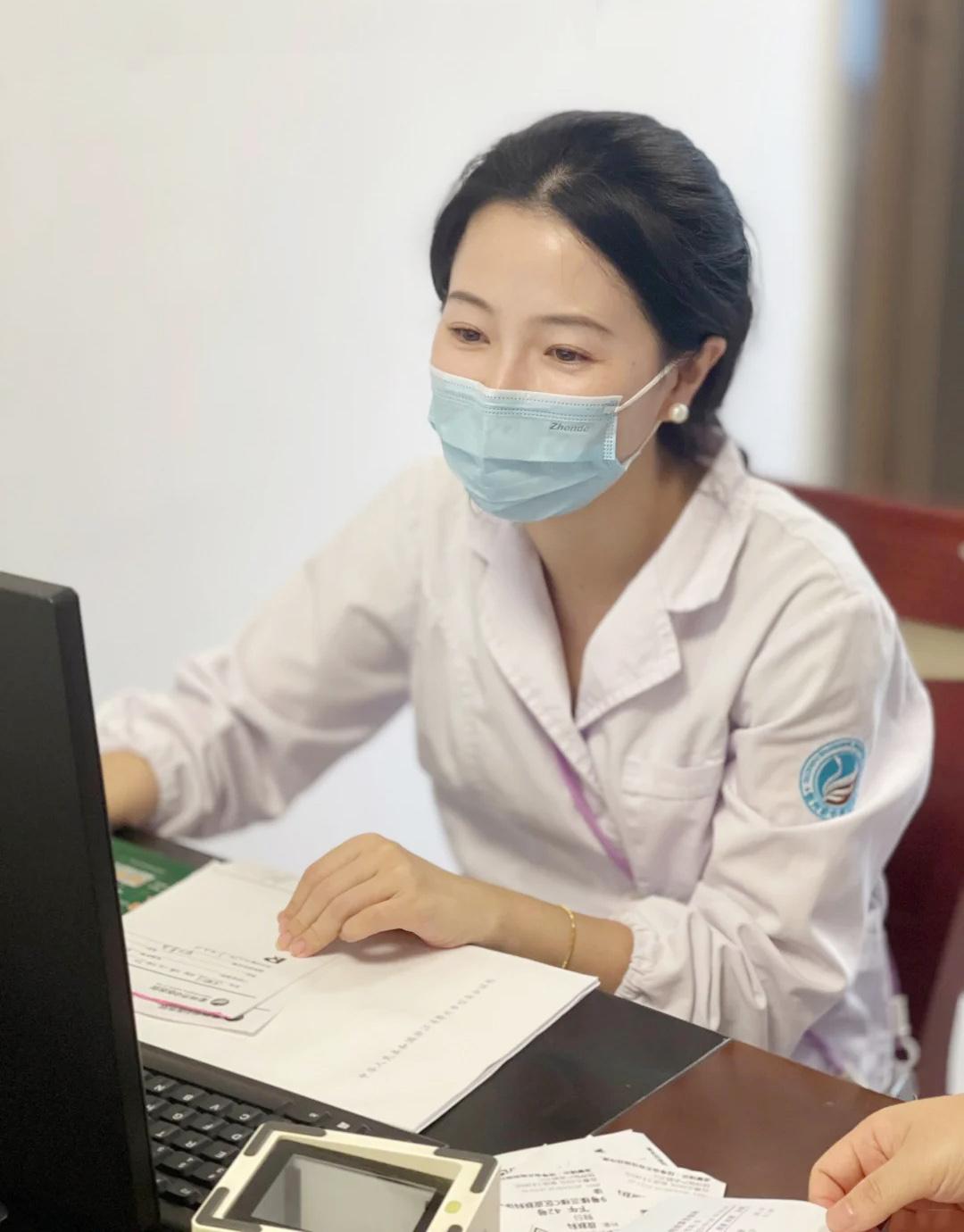 发现一个很奇怪的现象，现在医生看诊所有的资料都在电脑里，患者手里没有病历，医生开