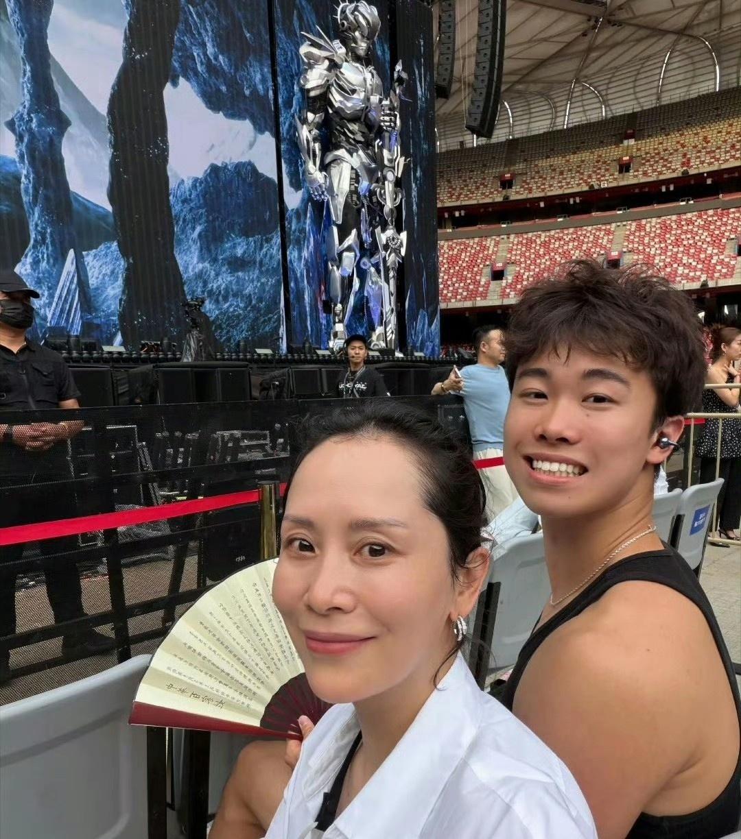 说实话，看到海清儿子蛋妞的最新照片，我第一反应是——这孩子是真的长大了。　　1