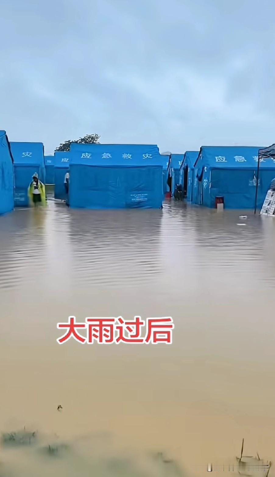 地震时不可怕，可怕的是未知特别是深夜的地震，白天上班，夜晚绷着一根筋不敢睡沉。