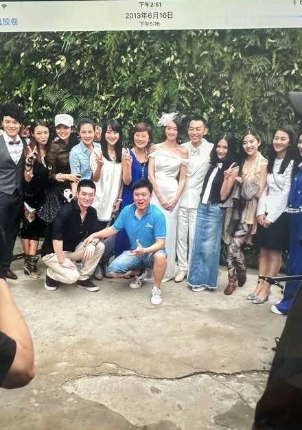 2013年，朱亚文与沈佳妮举行婚礼，亲友拍下的照片。当时，朱亚文的北电同学来