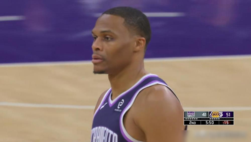 国王球星威斯布鲁克真是太反常了！在今天国王客场挑战湖人的上半场比赛中，威少显得有