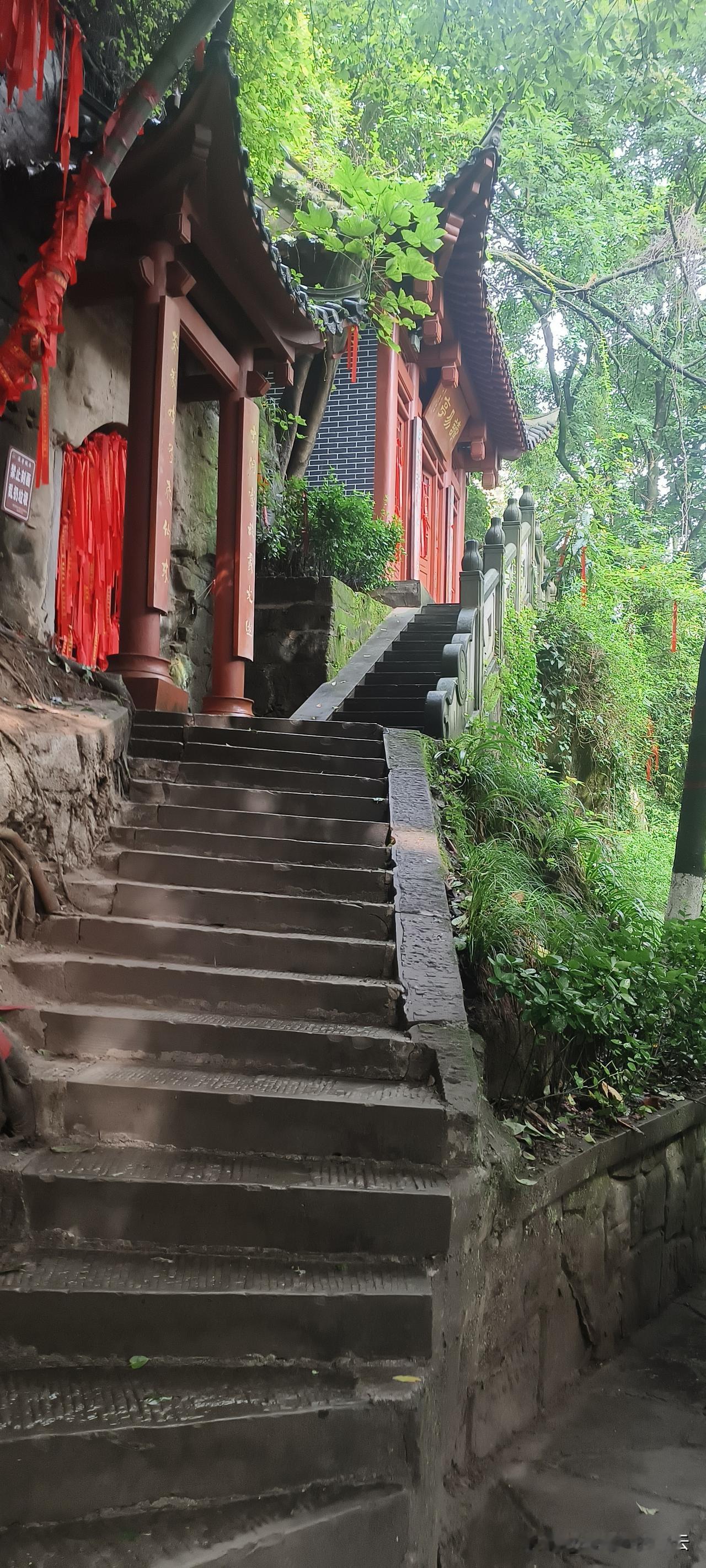 南充西山风景区非常出名，好几个景点非常有特色，其中栖乐山景区的石梯非常有艺术年代
