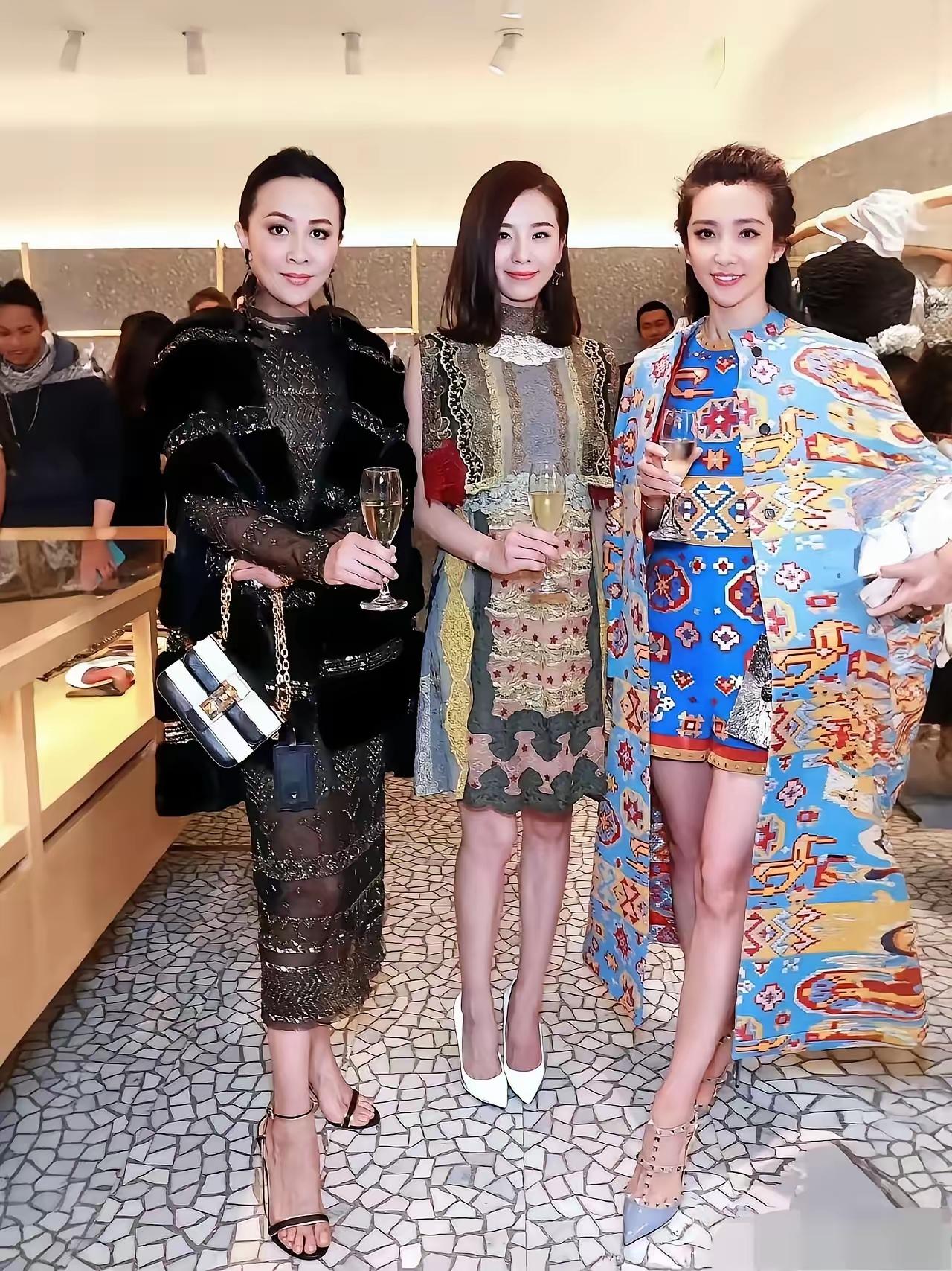 刘诗诗实在不够谦逊，在前辈面前怎好意思站C位。刘嘉玲、刘诗诗、李冰冰同框，你认