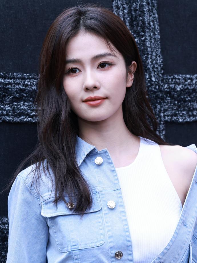 白鹿浅蓝牛仔套装，清甜与飒爽的日常表。