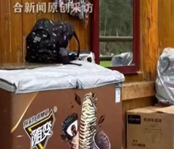 四川九寨沟，一名女子在景区步道行走时，看到路边摆着一面镜子，便停下来顺手整理头发